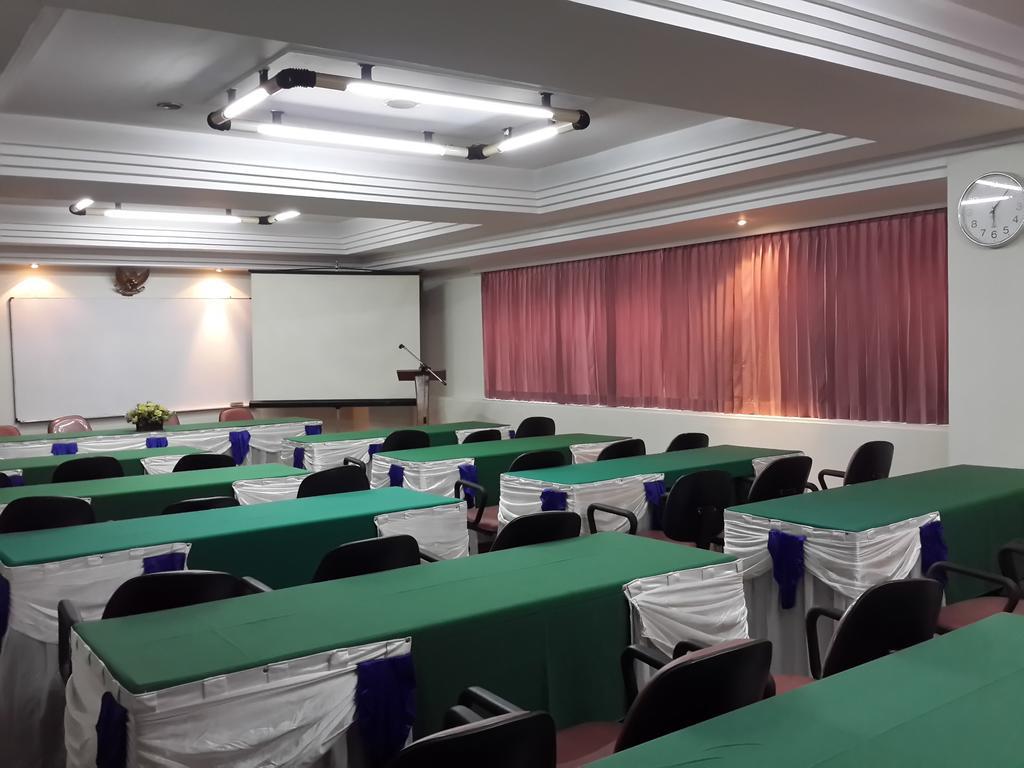 Reddoorz Plus Near Kebayoran Baru Blok S Джакарта Екстериор снимка