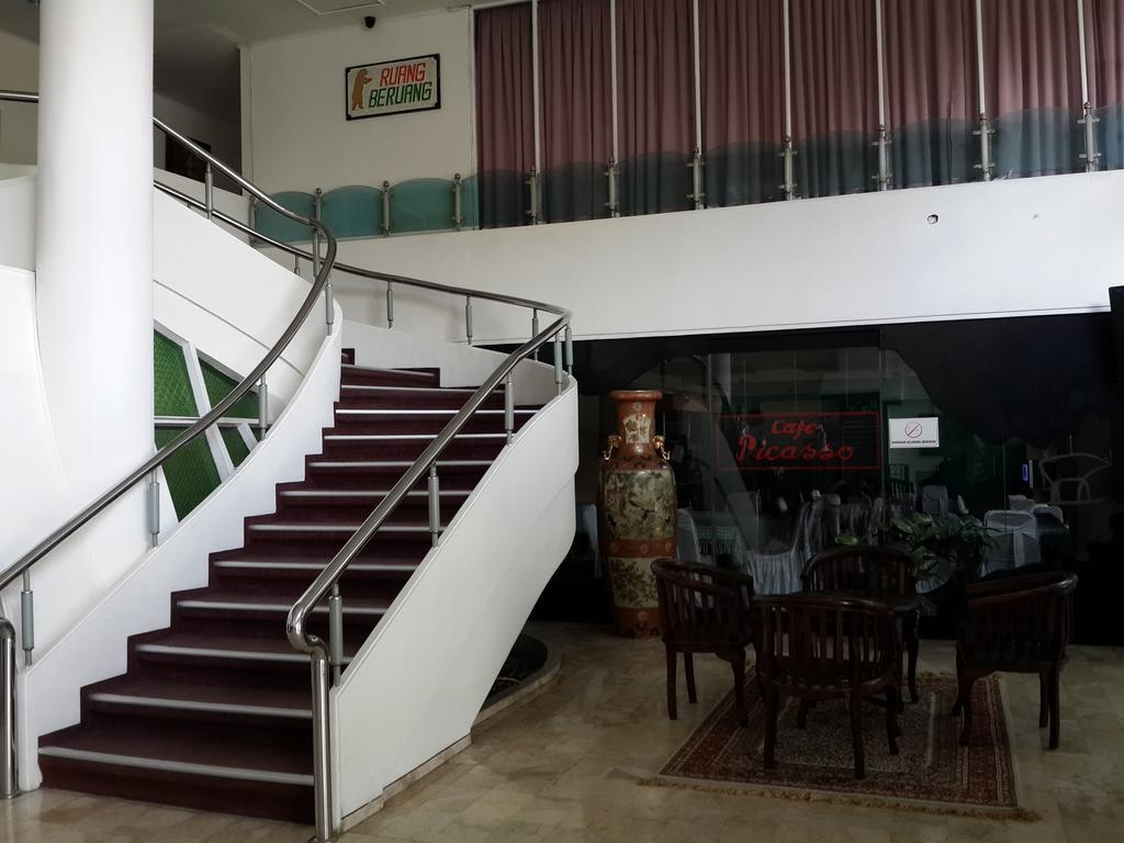 Reddoorz Plus Near Kebayoran Baru Blok S Джакарта Екстериор снимка