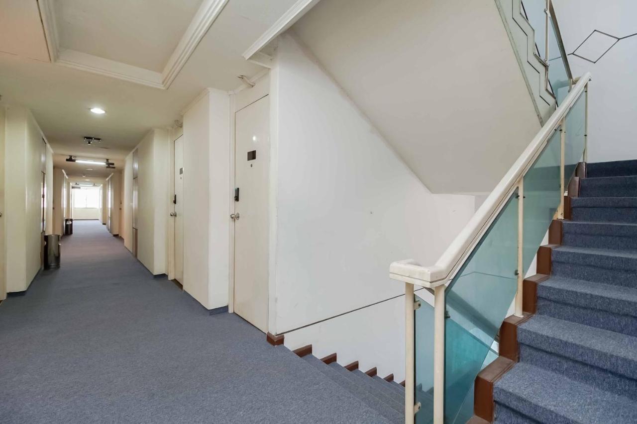 Reddoorz Plus Near Kebayoran Baru Blok S Джакарта Екстериор снимка